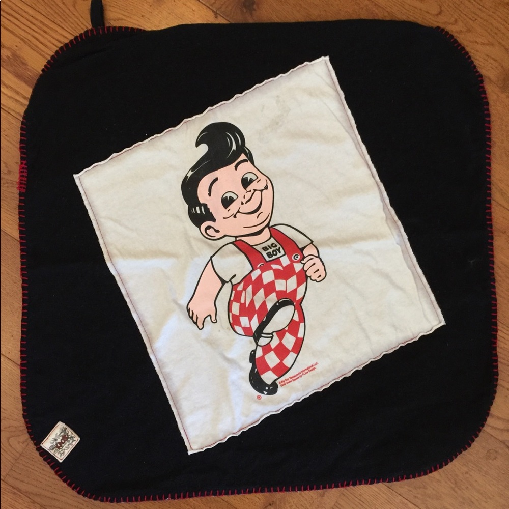 Bobs big boy blanket decoration by Kaos Recycled